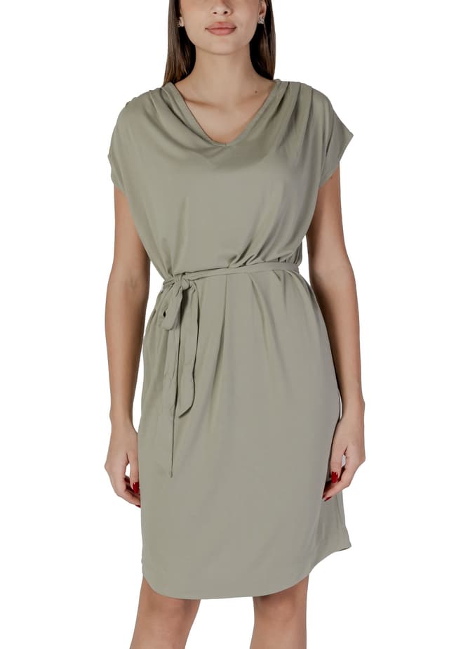 B.young Рокли Жени