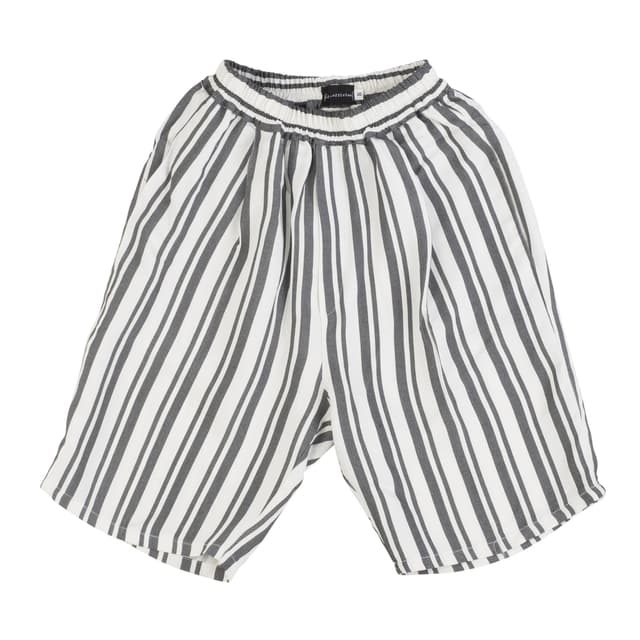 Къси панталони момче